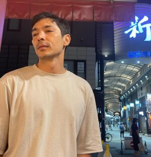 Abimana Aryasatya Instagram - Seluruh kota merupakan tempat bermain yang asyik ~

#yangnyanyikalah