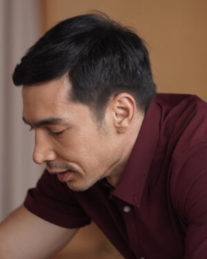 Abimana Aryasatya Instagram - jadi menurut kalian love languange nya Aksan apa?

btw eps 5 udah tayang hari ini.

#marriagewithbenefitstheseries hanya di @viuindonesia