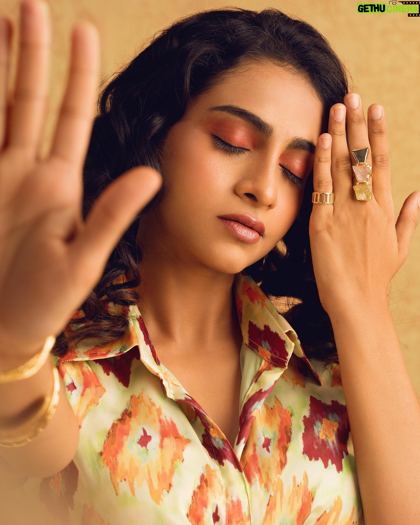Abitha Venkat - 1.4K Likes - 🍐
Shot by @prachuprashanth
.
Makeup @deepz_beautyjourney
Styled by @indu_ig
Hair by @_stylenart_
Outfit @yaradesigners
Jewellery @adorebypriyanka
.
..
#fashionphotography #model #chennai #india #abithavenkataraman