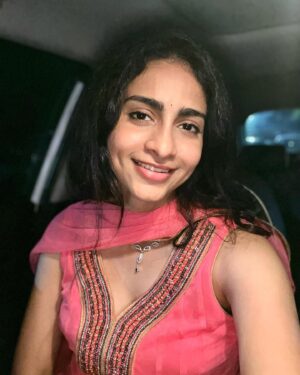 Abitha Venkat Instagram - Car selfies I clicked the other day. 👽
.
..
#indianweddings #carselfie