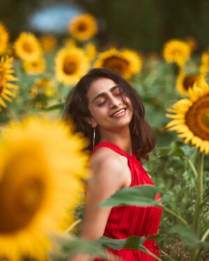 Abitha Venkat Instagram - I don’t think anyone can ever be unhappy in a sunflower field🌻❤️ The last pic was when I realized I had to drive back home 🥲
.
On cam, my early morning drive partner, @vigneshlk 🥲
.
..
#sunflowerfield #sunflowerfieldsphotography #summer #model #chennai #picoftheday #monday #insta #india #photooftheday #instagood #saturday #modelphotography #chennaimodel #abithavenkat #abithavenkataraman
