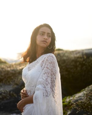 Abitha Venkat Instagram - கடல் மேல் பனித்துளி ❄️ 
📸 @anitakamaraj 🤗 
.
..
…
#instagram #picoftheday #india #beach #sea #saree #whitesaree #chennai #model #actor #photoshoot #beachmodel #sunny #summer #instagood