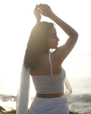 Abitha Venkat Instagram - கடல் மேல் பனித்துளி ❄️ 
📸 @anitakamaraj 🤗 
.
..
…
#instagram #picoftheday #india #beach #sea #saree #whitesaree #chennai #model #actor #photoshoot #beachmodel #sunny #summer #instagood
