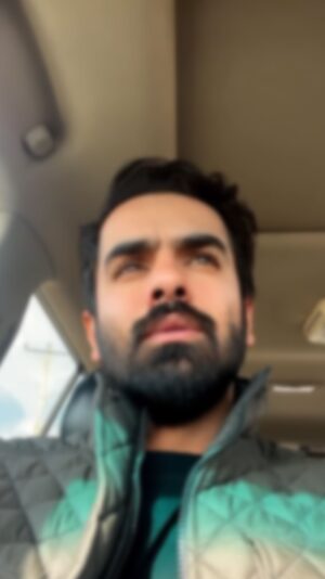 Abolfazl Mousavi Instagram - ❤️بابا❤️
نمیشه تصورش کرد من و بی تو
زیر هیچ باری کمر خم نکنی تو 

همه رفتن تهشم تو موندی واسم 
من بمیرم که یه وقت تب نکنی تو

وقتی که نبودم و داشتی نیازم 
یه تنه گرفتی تو پشتم و بازم 

دیگه نوبت منِ بلند شو بابا
من میخوام این دفعه کشتی و ببازم 🥺

#بابا #پدر #روز_پدر #مناسبت
