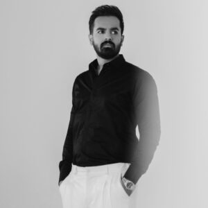 Abolfazl Mousavi Instagram - ❤️

نه آنقدر پاکم که کمکم کنی و نه آنقدر بدم که رهایم کنی
میان این دو گمم
هم خود را و هم تورا آزار میدهم
هرچقدر تلاش کردم نتوانستم آنی باشم که تو خواستی
و هرگز دوست ندارم آنی باشم که تو رهایم کنی
آنقدر بی تو تنها هستم که بی تو یعنی “هیچ” یعنی “پوچ”
خدایا هیچ وقت رهایم نکن 🤲🏻

#mousic #photo #singer #consert #live #mousicpop #abolfazlmousavi
 #mood #photographer #photography #modelling #model #pop

#موزیک #عکس #خواننده #عکاس #عکاسی #مدل #موسیقی #موسیقی_پاپ