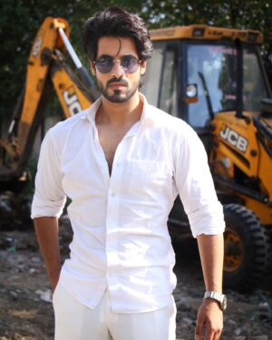 Abrar Qazi Instagram - Jinmai akele chalne ka hausla hota hai, ek din unke piche hi kaafila hota hai!