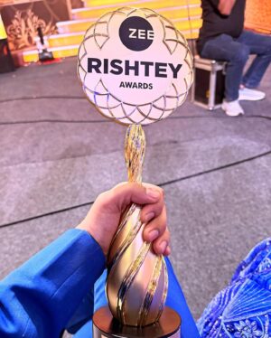 Abrar Qazi Instagram - Thankyou @zeetv #zeerishteyawards for accepting me in your family! Feeling blessed. Thankyou @balajitelefilmslimited and the whole team of #kumkumbhagya