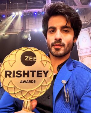 Abrar Qazi Instagram - Thankyou @zeetv #zeerishteyawards for accepting me in your family! Feeling blessed. Thankyou @balajitelefilmslimited and the whole team of #kumkumbhagya