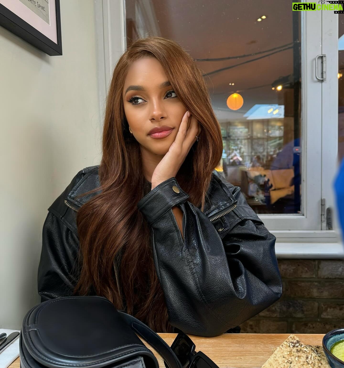 Aché Abrahams - 5.3K Likes - Oh hey ☺️… see ya later