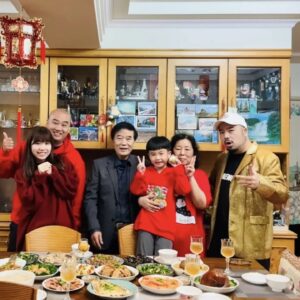 Ada Chang Instagram - 龍年除夕年夜飯大戰參戰 結果他們竟然有dresscode
我只好拿我自由發揮的宣傳服 結果我像是請來的魔術師欸