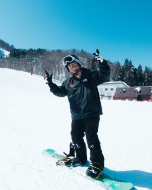 Ada Chang Instagram - 🏂
又跟DBC一起來到日本斑尾滑雪啦～～
一樣是快速無腦的一條龍行程五天四夜
所有的交通飯店教練行程全部都包含
只要人到就好實在太讚

第一天一下飛機直接上車前往斑尾高原
只要兩個小時輕鬆抵達雪場飯店
斑尾住的是Ski in ski out超級方便啊啊
飯店的後門打開就是雪場！！
而且斑尾人真的比較少非常爽
你愛怎麼滑就怎麼滑！真的超方便

包含的滑雪雪具跟裝備也都是最新的
在下榻飯店就可以試穿也省了一個煩惱

全程都是年輕帥哥中文教練
早上下午都跟在身邊不管是初階還進階都很適合
(但能不能不要直接把我丟去紅線！？)

飯店還有溫泉可以治癒身心也是非常重要
最爽的是行程滑完雪後最後兩天可以安排
東京自由行or金澤自由行～～

還是需要鬼刷一波吧～～但我好久沒去金澤
這次就選金澤啦～感受一下金箔冰淇淋
再去近江町吃個海鮮整個人生才完整啊
不說了我要先報名今年雪季了～～～

DBC 全新規劃的雪場實在太讚了！
行程選擇困難 詢問DBC客服就對哩～～～
- - - - - - - - 
@dbc.taiwan 
#DoubleBlackCrew
#DBC滑雪