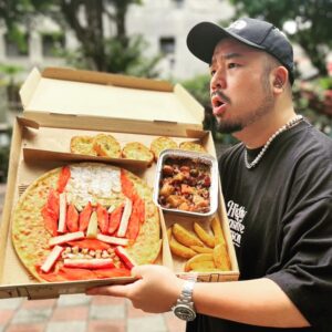 Ada Chang Instagram - 那一天人類回想起了我的巨人pizza
差點滑下去的恐懼！！！！
必勝客太扯了 竟然是巨人.....
好想搭配瑪雷特產紅酒發.....
@pizzahut.taiwan 
#必勝の巨人祭