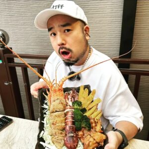 Ada Chang Instagram - 龍蝦雞排一片1000元.....
整條龍蝦塞進雞排裡....吃完月底剛好吃土