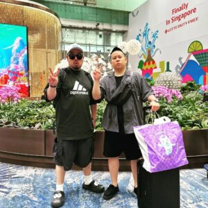Ada Chang Instagram - 後面有寫finally 在新加坡遇到 彼此
好像都熱到脫水了捏 ㄏㄧㄚ低啊
#拖鞋真舒適#正宗踩屎感