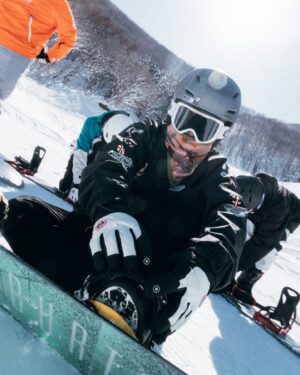 Ada Chang Instagram - 🏂
又跟DBC一起來到日本斑尾滑雪啦～～
一樣是快速無腦的一條龍行程五天四夜
所有的交通飯店教練行程全部都包含
只要人到就好實在太讚

第一天一下飛機直接上車前往斑尾高原
只要兩個小時輕鬆抵達雪場飯店
斑尾住的是Ski in ski out超級方便啊啊
飯店的後門打開就是雪場！！
而且斑尾人真的比較少非常爽
你愛怎麼滑就怎麼滑！真的超方便

包含的滑雪雪具跟裝備也都是最新的
在下榻飯店就可以試穿也省了一個煩惱

全程都是年輕帥哥中文教練
早上下午都跟在身邊不管是初階還進階都很適合
(但能不能不要直接把我丟去紅線！？)

飯店還有溫泉可以治癒身心也是非常重要
最爽的是行程滑完雪後最後兩天可以安排
東京自由行or金澤自由行～～

還是需要鬼刷一波吧～～但我好久沒去金澤
這次就選金澤啦～感受一下金箔冰淇淋
再去近江町吃個海鮮整個人生才完整啊
不說了我要先報名今年雪季了～～～

DBC 全新規劃的雪場實在太讚了！
行程選擇困難 詢問DBC客服就對哩～～～
- - - - - - - - 
@dbc.taiwan 
#DoubleBlackCrew
#DBC滑雪