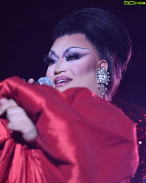 Ada Vox Instagram - The mug is mugging ✨💅🏼
Loving these shots from Milwaukee Pride 🎙️🎶
#drag #adavox #makeup #mkepride #qotu #beauty #rpdr #dragrace