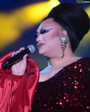 Ada Vox Instagram - The mug is mugging ✨💅🏼
Loving these shots from Milwaukee Pride 🎙️🎶
#drag #adavox #makeup #mkepride #qotu #beauty #rpdr #dragrace