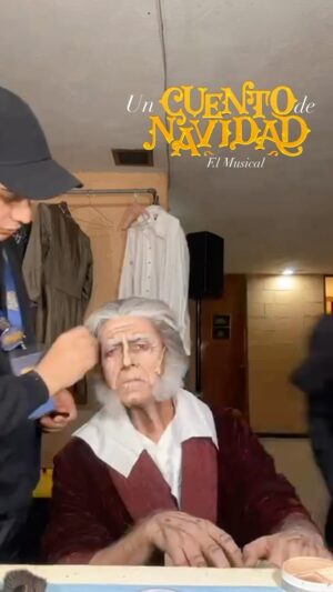 Adal Ramones Instagram - Toda una temporada exitosa de @uncuentodenavidad_mx QUE DELICIA jugar a ser un personaje, a darle vida a Scrooge. Pero imposible sería sin estos verdaderos artistas del maquillaje y la transformación. 

El universo conspira a favor de los grandes proyectos creativos. Nuestro musical es el mejor ejemplo. 

Felicidades @francotorresmua y @omararizmendic 

Aplausos 👏🏻👏🏻👏🏻👏🏻👏🏻
