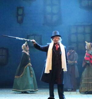 Adal Ramones Instagram - La vida está llena de oportunidades para realizar tus sueños… Yo siempre agradecido con Dios por todo lo bello que me da, por lo bendecido que me hace sentir. Muy amado por ÉL. 

Scrooge me recuerda mi infancia, mi sueño de ser actor y de como lo fui buscando desde niño, cuando actuaba para mis maestros y compañeros de escuela… Desde mis primeras obras de teatro en Monterrey.  Amo el camino que recorro, pero más amo a quienes me acompañan en estas aventuras! 

De verdad la vida es bella…! 

Amén Señor! 🙏

Foto: