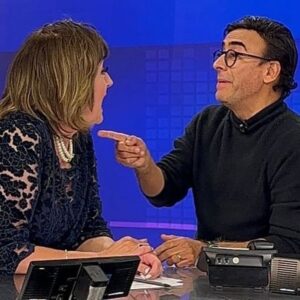 Adal Ramones Instagram - Porque es más sabio el que se divierte y pone su paz por encima de cualquier cosa que lo turbe 

Dios mío como soy de feliz contigo mi querida @licmariajulia No hay momento para otra cosa más que para soltar la alegría… Somos los mismos locos de siempre! 

Gracias por regalarme la alegría de tomar lo mejor de las cosas y de los tiempos! 

Desde hace décadas asumí la valiente decisión de reír el 99% de las veces y alejarme o mostrarle la salida a las personas o situaciones que no me sumen. 

Hay que aprender una lección: 

Vivamos construyendo nuestra propia felicidad desde las pequeñas cosas🙏♥️