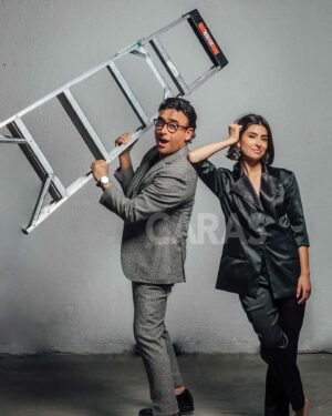 Adal Ramones Instagram - Adal y Paola Ramones: Un sueño compartido entre padre e hija. 

De generación en generación, el talento y la pasión por el entretenimiento florece en la familia Ramones. Adal Ramones, icono del stand-up y la televisión en México, comparte no solo la pantalla, sino también sus sueños y esperanzas con su hija, Paola Ramones. Juntos en una charla con CARAS, nos cuentan sobre esa dinámica familiar única que los lleva a explorar y conquistar nuevos horizontes juntos. Paola, con la misma llama artística de su padre, ya hace su propio camino en la industria, dirigiendo y actuando, siempre con el incondicional apoyo de su familia. “Todo lo que mi hija ha logrado, yo ya lo sabía”, dice Adal con orgullo, y es que para él, el talento de Paola es tan claro como su futuro lleno de éxitos.

Por: Patricio Chávez Varela 
Fotos: Einar González
Locación: Restaurante Fairchild & La Bodega del Niño 

#CarasMéxico