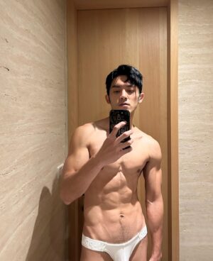 Adam Lin Instagram - 這次寫真拍攝行程也是我處理的，整組人來嘉義真的不容易，需提前幫大家訂好房間，設想三餐、訂飲料、交通、拍攝時還需跟現場人員接洽、掌控拍攝時間…等，很多時候都需要臨機應變，手忙腳亂之下，手機不小心摔到螢幕無法使用，在第一天拍攝結束後，還跟側拍師借了手機在廁所按個幾張，想說以後應該用得到。

這次寫真部分有九成是在嘉義完成的，不管是馬場、拳擊館、保齡球館、日式風…等，可以拍到這麼突破又好看的照片，真的不容易，也要感謝團隊的大家，完成我這次的任性，在看到完成品時，真的是值得了，非常喜歡，很期待摸到實體書的時候。

《秘密嗑》上線ㄧ週了，成績相當不錯，很感謝大家支持🙏🙏🙏

攝影 @xxdaniel 
妝髮 @chang_jiun_yu @luke_alltime_hair 
服裝 @chang_jiun_yu @luke_alltime_hair 
側拍 @joe_lin0720 
編輯 @elvis._

#秘密嗑