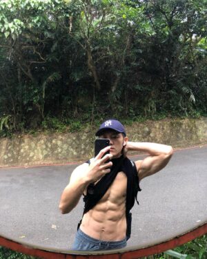 Adam Lin Instagram - 需要放鬆一下～來找鏡子好朋友⛰️

新書《秘密嗑》正式預購中！
限量組合火速減少中🤣🫡

#秘密嗑