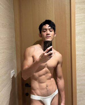 Adam Lin Instagram - 這次寫真拍攝行程也是我處理的，整組人來嘉義真的不容易，需提前幫大家訂好房間，設想三餐、訂飲料、交通、拍攝時還需跟現場人員接洽、掌控拍攝時間…等，很多時候都需要臨機應變，手忙腳亂之下，手機不小心摔到螢幕無法使用，在第一天拍攝結束後，還跟側拍師借了手機在廁所按個幾張，想說以後應該用得到。

這次寫真部分有九成是在嘉義完成的，不管是馬場、拳擊館、保齡球館、日式風…等，可以拍到這麼突破又好看的照片，真的不容易，也要感謝團隊的大家，完成我這次的任性，在看到完成品時，真的是值得了，非常喜歡，很期待摸到實體書的時候。

《秘密嗑》上線ㄧ週了，成績相當不錯，很感謝大家支持🙏🙏🙏

攝影 @xxdaniel 
妝髮 @chang_jiun_yu @luke_alltime_hair 
服裝 @chang_jiun_yu @luke_alltime_hair 
側拍 @joe_lin0720 
編輯 @elvis._

#秘密嗑
