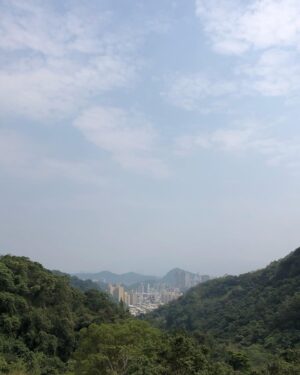 Adam Lin Instagram - 需要放鬆一下～來找鏡子好朋友⛰️

新書《秘密嗑》正式預購中！
限量組合火速減少中🤣🫡

#秘密嗑