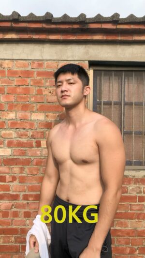 Adam Lin Instagram - 你鄉下老家的小哥哥為了出寫真集 身體的進化史
 
想起以前剛開始健身時
為了改變阿嬤眼中一直很瘦的印象
開始狂吃狂練
一陣子過後
有一次回鄉下故意穿S號白T
在阿嬤面前晃來晃去
終於阿嬤用台語說
胸口感覺有變大餒
我知道這一刻我成功了
不過可惜的是
後來我再怎麼改變
都沒辦法跟阿嬤分享了

新書《秘密嗑》
再等三天！

#秘密嗑
#3月20號中午12點開始預購