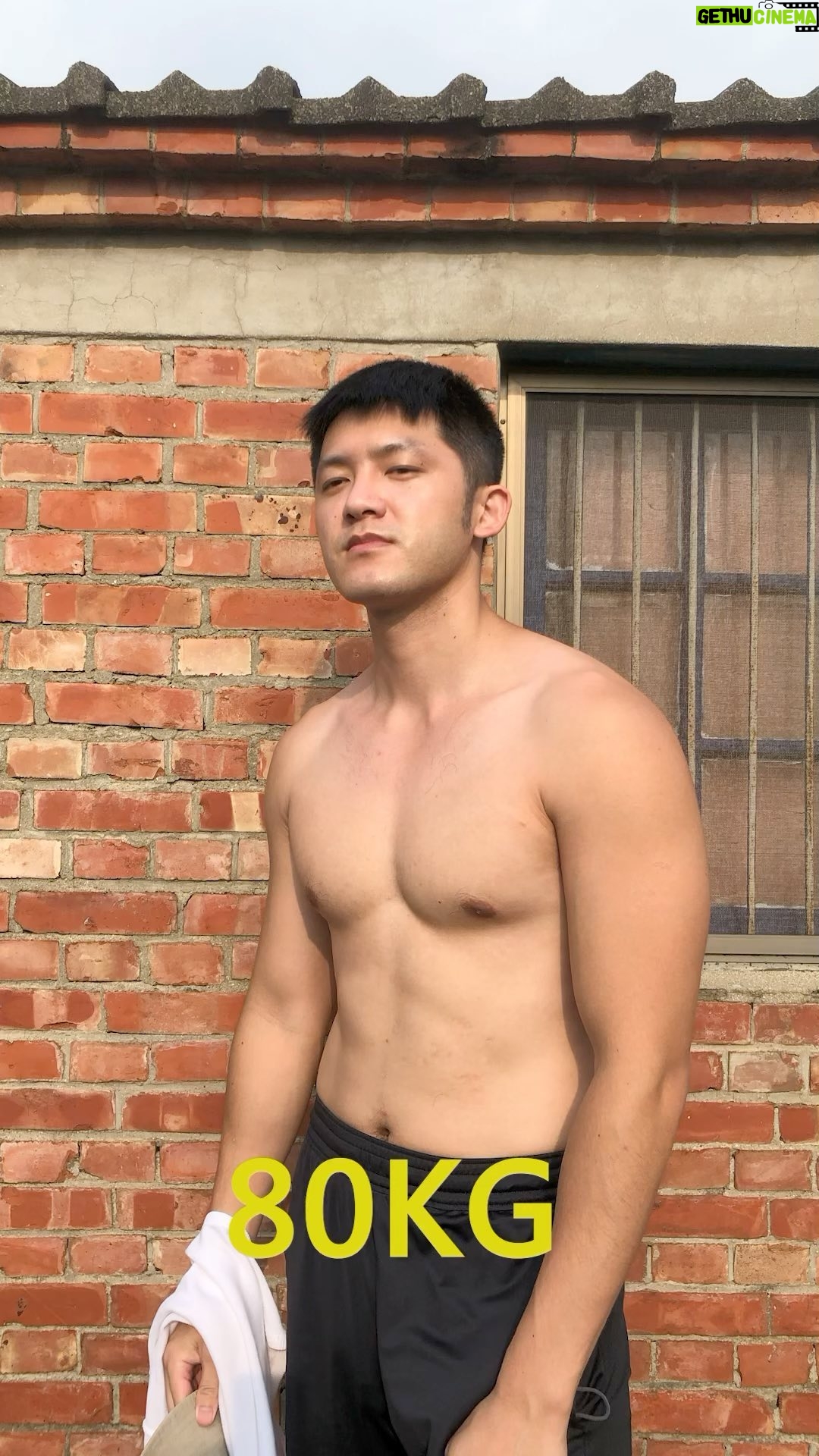 Adam Lin - 3.8K Likes - 你鄉下老家的小哥哥為了出寫真集 身體的進化史
想起以前剛開始健身時
為了改變阿嬤眼中一直很瘦的印象
開始狂吃狂練
一陣子過後
有一次回鄉下故意穿S號白T
在阿嬤面前晃來晃去
終於阿嬤用台語說
胸口感覺有變大餒
我知道這一刻我成功了
不過可惜的是
後來我再怎麼改變
都沒辦法跟阿嬤分享了
新書《秘密嗑》
再等三天!
#秘密嗑
#3月20號中午12點開始預購