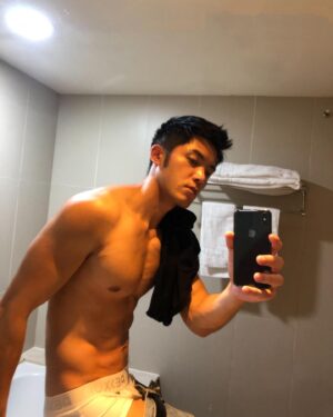 Adam Lin Instagram - 那些為了新書東奔西跑的日子🤳

秘密嗑預購倒數9天～期間結束後就沒辦法在其他通路買到了！

#秘密嗑
