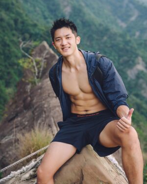 Adam Lin Instagram - 新書《秘密嗑》秘境景點之一

你們知道這裡是哪裡嗎？⛰️😏😏😏

#秘密嗑

輕便外套 @uniqlo_taiwan 
褲子鞋子 @underarmourtw I’m