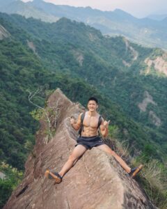 Adam Lin Instagram - 新書《秘密嗑》秘境景點之一

你們知道這裡是哪裡嗎？⛰️😏😏😏

#秘密嗑

輕便外套 @uniqlo_taiwan 
褲子鞋子 @underarmourtw I’m