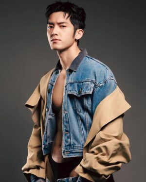Adam Lin Instagram - 謝謝大家在宣傳期間的鼓勵，大家的留言或訊息我都有看見，自己也跟各位一樣期待這本書的誕生～

也因為這次的作品販售方式與以往不同，錯過預購時間便不會在其他通路或書店上架了。

為了讓更多人有機會擁有，團隊決定預購延長一週，現在到4/28晚上23:59分前都還可以預購～也承諾已完成預購的人權益不變，會按預定在 7 月出貨，請大家放心！感謝大家支持～

攝影 @xxdaniel 
妝髮 @chang_jiun_yu @luke_alltime_hair 
服裝 @chang_jiun_yu @luke_alltime_hair 
側拍 @joe_lin0720 
編輯 @elvis._

#秘密嗑