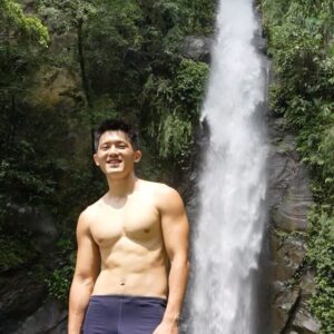 Adam Lin Instagram - 鳳凰瀑布！
離我嘉義老家最近的秘境！

在瀑布入口需先步行20分鐘的下坡石階，之前探索時因雨季加上青苔，非常溼滑難走～但看到瀑布後真的是值得！非常震撼～

新書《秘密嗑》預購倒數15天，期間結束後就絕版啦！沒辦法在其他通路買到！在首頁或限動有連結！

#秘密嗑