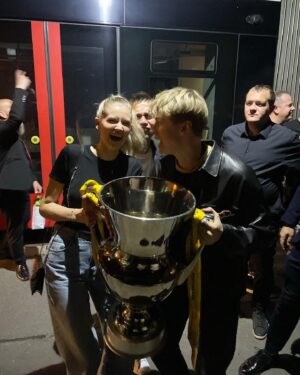 Adam Mišík Instagram - Včera byla ještě jedna oslavička na kterou se taky jentak nezapomene 🙈 Tak jsme první no a coooo 
💙💛❤️ 🏆🏆