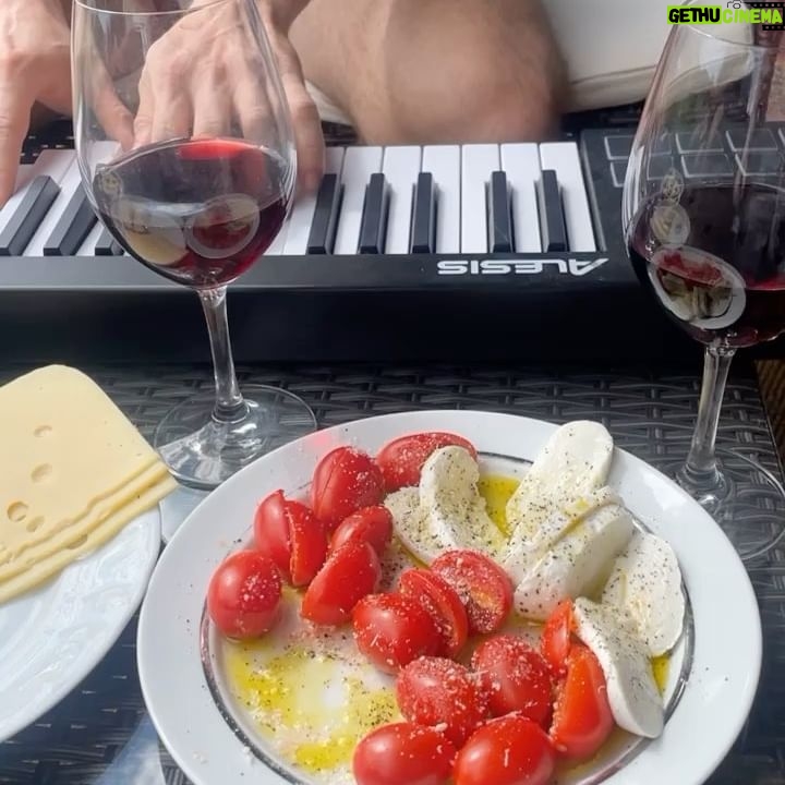 Adam Mišík - 6.8K Likes - 🇮🇹 Italy Dump 🍝
1) Backstreet boys
2) Arrabbiata by me 👨🏼🍳
3) kýč
4) vaření summer hits
5) Šípková Růženka
6) Views
7) carb overdose
8) Lunetic