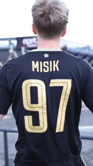 Adam Mišík Instagram - Šel jsem takhle okolo stadiónu, pač jsem se u něj prakticky narodil a udělal jsem si radost aneb láska je krásná, ale tvůj klub je věčný 💙💛❤️