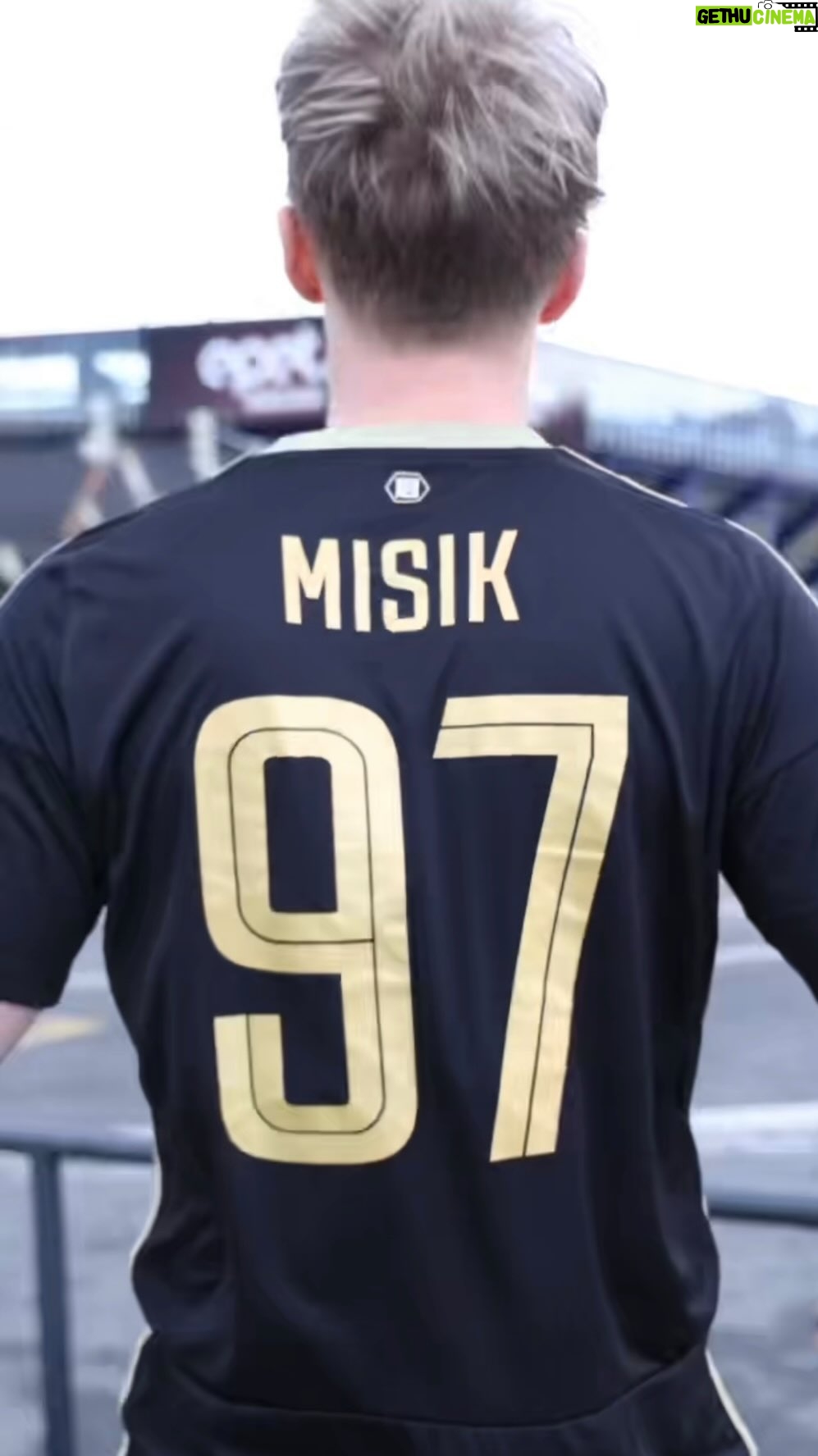 Adam Mišík - 18.4K Likes - Šel jsem takhle okolo stadiónu, pač jsem se u něj prakticky narodil a udělal jsem si radost aneb láska je krásná, ale tvůj klub je věčný 💙💛❤️