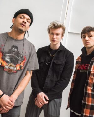 Adam Mišík Instagram - Před 14 lety jsme se potkali poprvý a já z toho byl v pi*i jak kdybych potkal globální hvězdu 🤣 Tehdy jsi zrovna vydal track „mimozemšťanka” byl jsi absolutní zjevení na tehdejší zaprděný scéně. Lidi ti nevěřili a házeli klacky pod nohy, ale tys sis to dobyl, změnil celou scénu a otevřel dveře pro celou novou generaci. Tehdá bych si ani nedovedl představit, že jednou budeme kámoši 🙈❤️ happy 28 narozky brut. Nikdy mě nepřestaneš inspirovat, love A 

@bennycristo má narozeniny 🍾