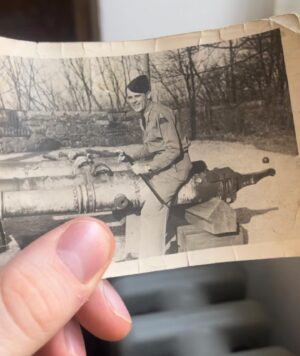 Adam Mišík Instagram - Můj děda byl Američan a jsem moc hrdý na to, že kromě české mi teče v žilách i americká krev. Byl jsem moc dojatý z pozvání od @usembassyprague a možnosti potkat pana Velvyslance @bijan , zabrousit do historie česko/amerických vztahů, našeho společného působení v NATO a hlavně se kouknout na místo, kde pracovala moje babička a v dětství jako malý kluk pobíhal můj táta. 🇺🇸🇨🇿❤️