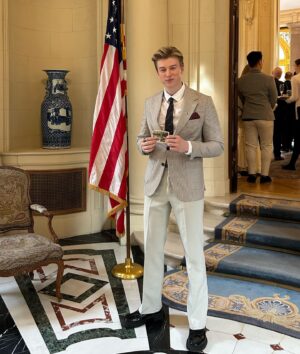 Adam Mišík Instagram - Můj děda byl Američan a jsem moc hrdý na to, že kromě české mi teče v žilách i americká krev. Byl jsem moc dojatý z pozvání od @usembassyprague a možnosti potkat pana Velvyslance @bijan , zabrousit do historie česko/amerických vztahů, našeho společného působení v NATO a hlavně se kouknout na místo, kde pracovala moje babička a v dětství jako malý kluk pobíhal můj táta. 🇺🇸🇨🇿❤️
