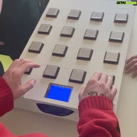 Adam Mišík - 8.9K Likes - Poslední dva dny ❤️ Udělali jsme si výlet do Brna a Ostravy a rozhodli se zahrát pro budoucí sestřičky a zdravotníky, zároveň jsme se zastavili na dvou dětských odděleních, abychom dětem trochu zpříjemnili těžký chvilky. Když se mi podaří vykouzlit úsměv na tváři těm, co to potřebují nejvíc, mám pocit, že to, co dělám, dává smysl. Love A ❤️