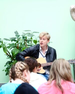 Adam Mišík Instagram - Poslední dva dny ❤️ Udělali jsme si výlet do Brna a Ostravy a rozhodli se zahrát pro budoucí sestřičky a zdravotníky, zároveň jsme se zastavili na dvou dětských odděleních, abychom dětem trochu zpříjemnili těžký chvilky. Když se mi podaří vykouzlit úsměv na tváři těm, co to potřebují nejvíc, mám pocit, že to, co dělám, dává smysl. Love A ❤️