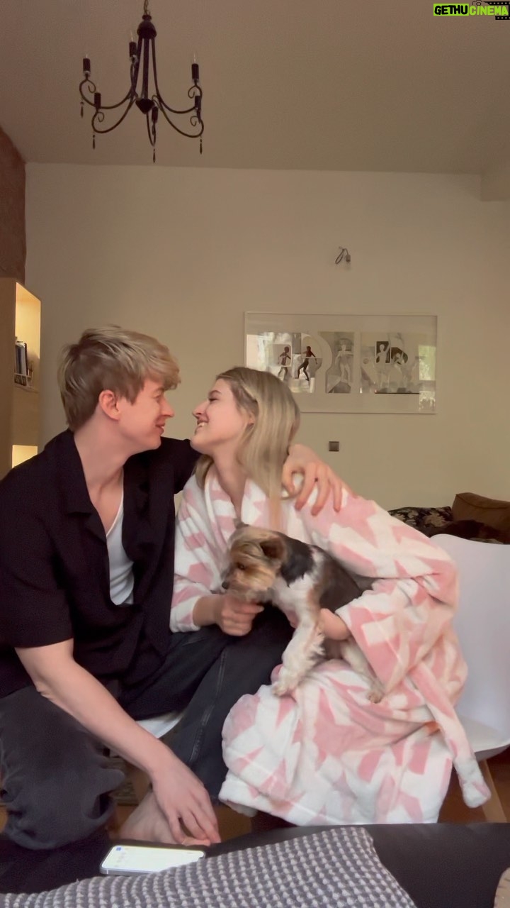 Adam Mišík - 8.5K Likes - Dneska jsem nervózně odpremiéroval @natalkajiraskova svůj nevydaný song. Chcete ho taky slyšet? 🙈🫣