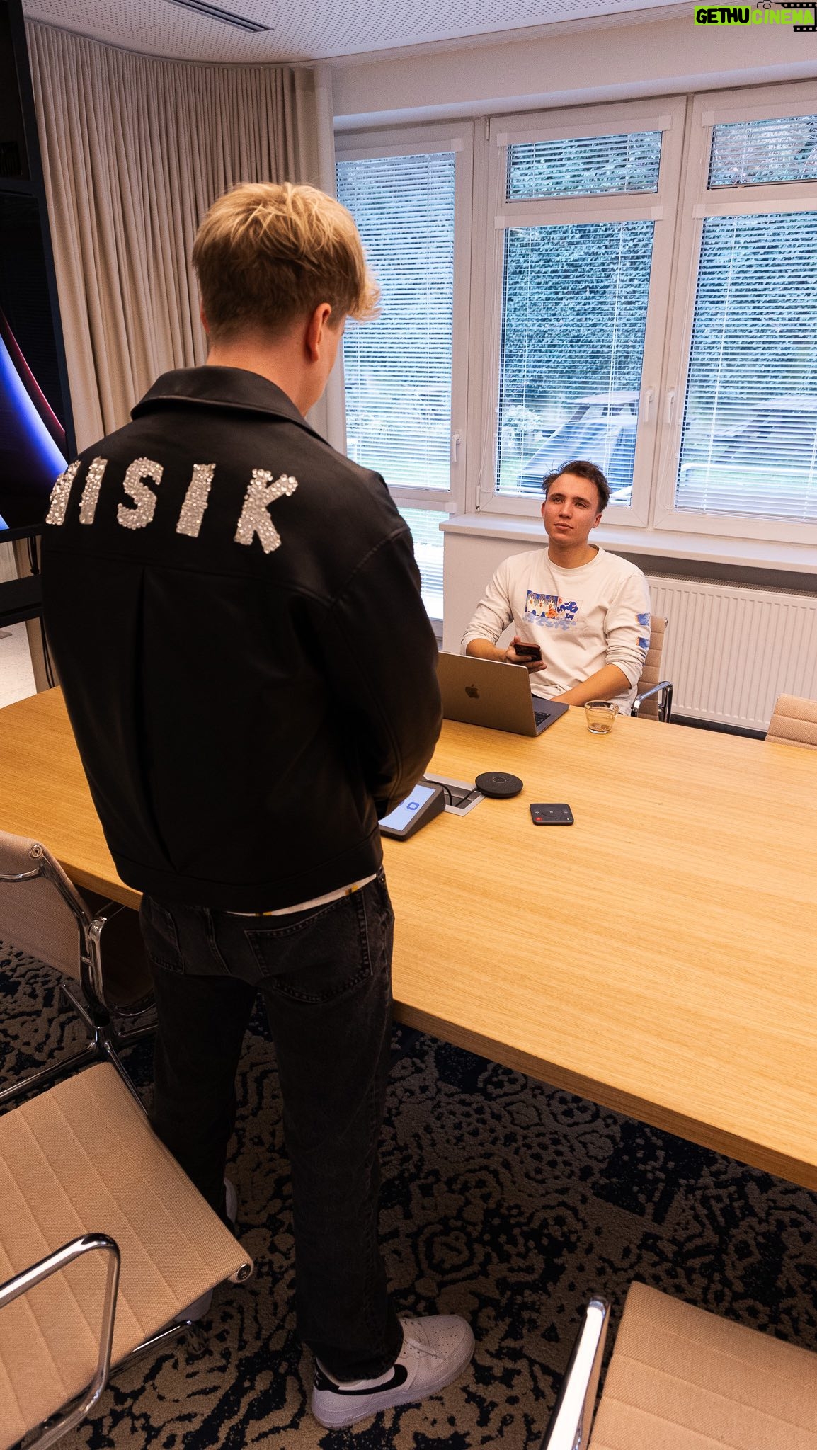 Adam Mišík - 6.1K Likes - Forum se neptá. Markeťák je zpátky a úkol zní jasně ✊🏻
