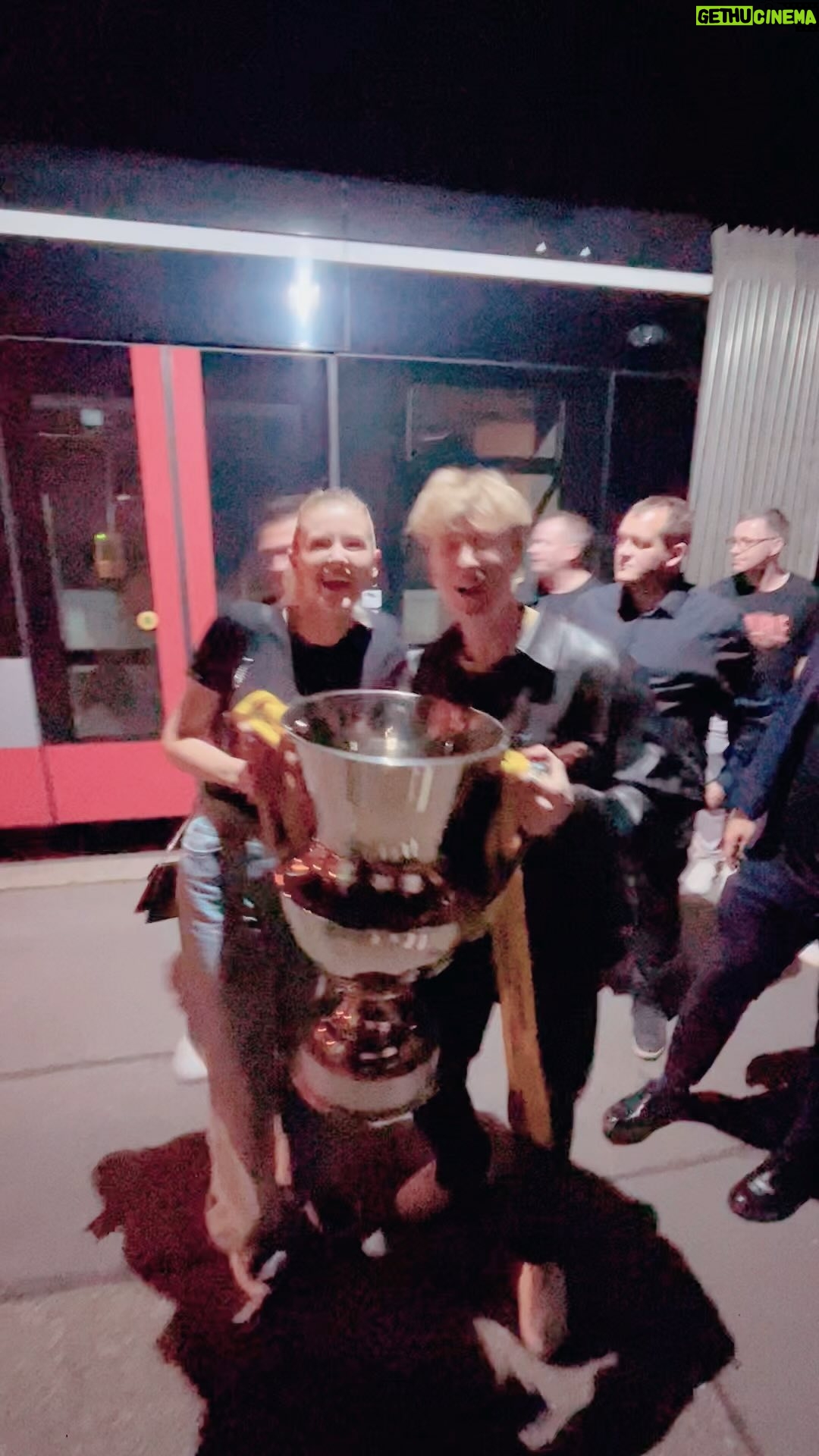 Adam Mišík - 10.2K Likes - @lkrejci_ : Nechcete si podržet pohár? Vám to natočím
Já: Díky kapitáne 🏆🏆 🥹