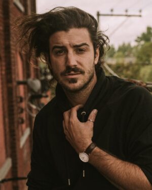 Adamo Marinacci Instagram - Ça paraît pas vite de même mais je dois 8000$ aux impôts. .
📸 @beyonderkid est le king du "last minute" photo shoot 🙏

#lifeisgood #grateful #music #work #jesuisenattenteautelephone #jadoreparleravecdesrobots