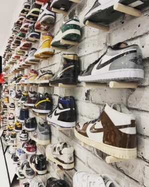 Adamo Marinacci Instagram - Félicitations à @raphaelle.gagnon_ 👟👟👟👟🌟🌟🌟🌟🌟🌟🌟🌟🌟🌟🌟🌟

GIVEAWAY 500$ CRÉDIT EN MAGASIN / STORE OPENING 🚨

Hypestock déménage au centre commercial Les Rivières. 

La boutique se trouve au 👇🏼👇🏼👇🏼
4225 Bd des Forges, Trois-Rivières, QC G8Y 1W2

Pour participer, vous devez suivre les étapes suivantes : 
1. S’abonner au compte de @hypestock.ca et de @adamo.grosbig
2. Mentionne 3 de vos amis passionnés de sneakers (entrées illimitées)
3. Like cette publication
4. Repost en story et nous identifier 

@hypestock.ca vendra des sneakers, streetwear ainsi que du vintage 

⛔️IMPORTANT⛔️

FAITES ATTENTION AU SCAMS, un seul compte vous contactera et NOUS NE DEMANDERONS AUCUNE INFORMATION NI DERNIÈRE ÉTAPE POUR RECEVOIR VOTRE PRIX❗️❗️❗️

#shoes #giveaway #concours #bonnechance #goodluck #free #nike #essentials #jordan #newbalance #grosbig
